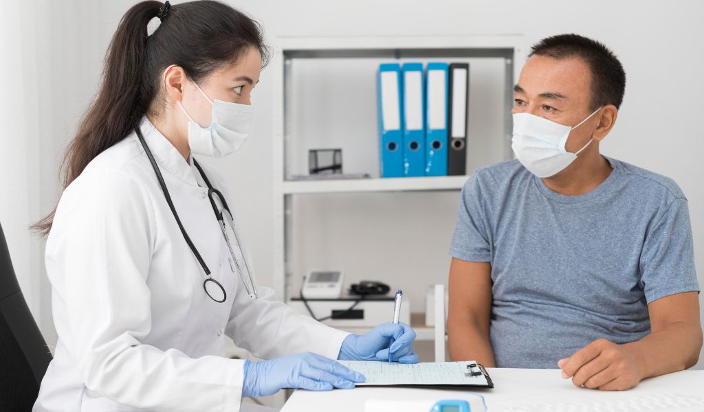 Điều trị tập trung vào ngừng uống rượu hoàn toàn, hỗ trợ dinh dưỡng và theo dõi y tế