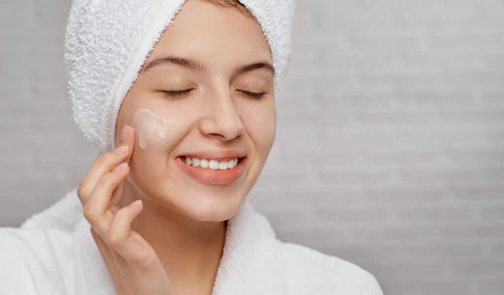 Vitamin K có tác dụng gì cho da? Vitamin K giúp nuôi dưỡng, hỗ trợ sửa chữa tế bào da bị tổn thương và giảm viêm