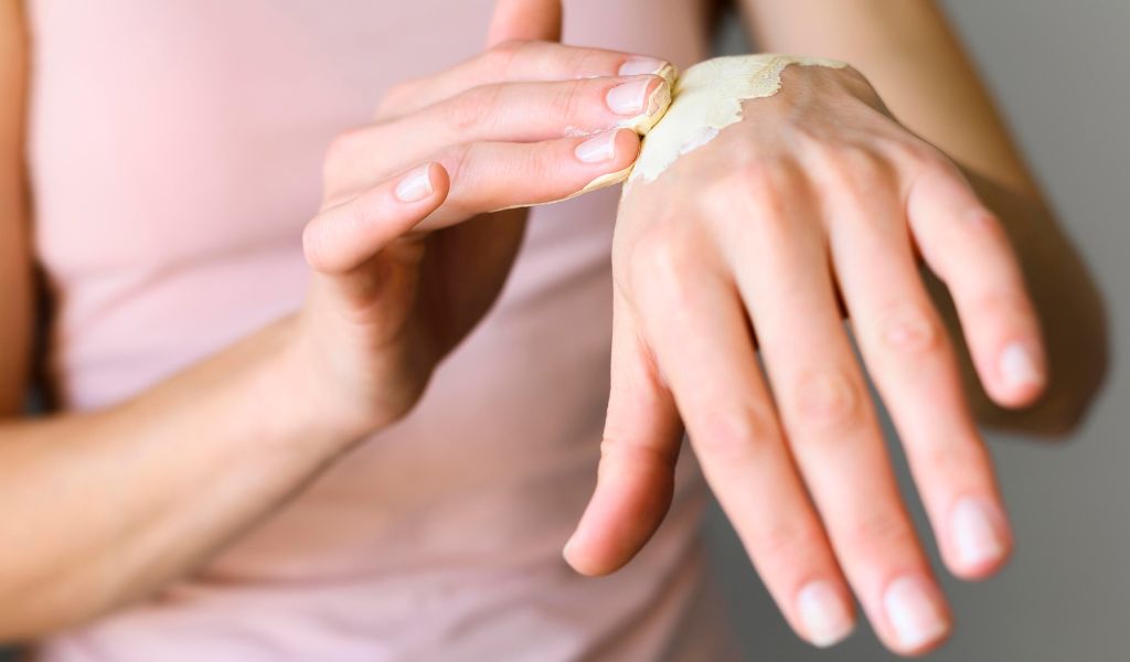 Nên thử trước một lượng ít sản phẩm trên vùng da nhỏ để kiểm tra kích ứng