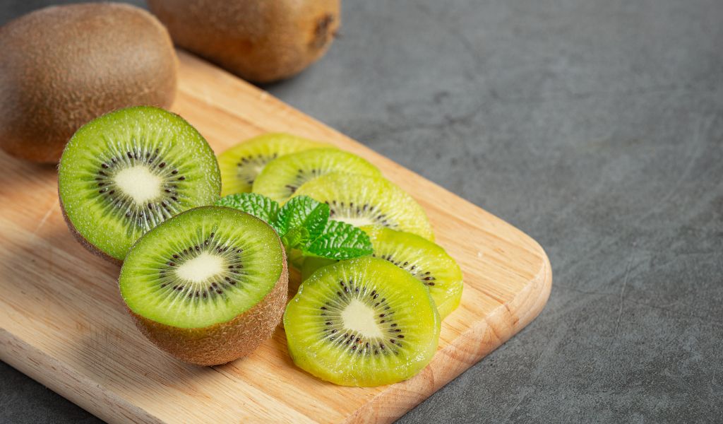 Kiwi giàu vitamin K, hỗ trợ quá trình đông máu sinh lý và tăng cường miễn dịch