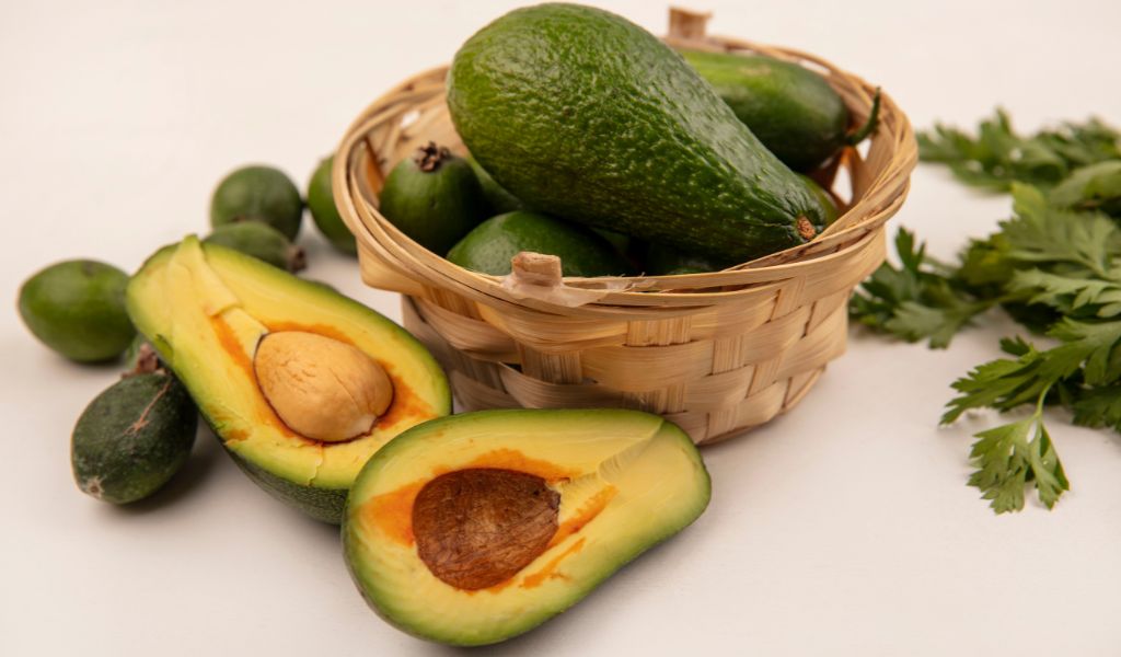 Bơ chứa vitamin K cùng chất béo tốt, hỗ trợ hấp thu dưỡng chất và tốt cho tim mạch