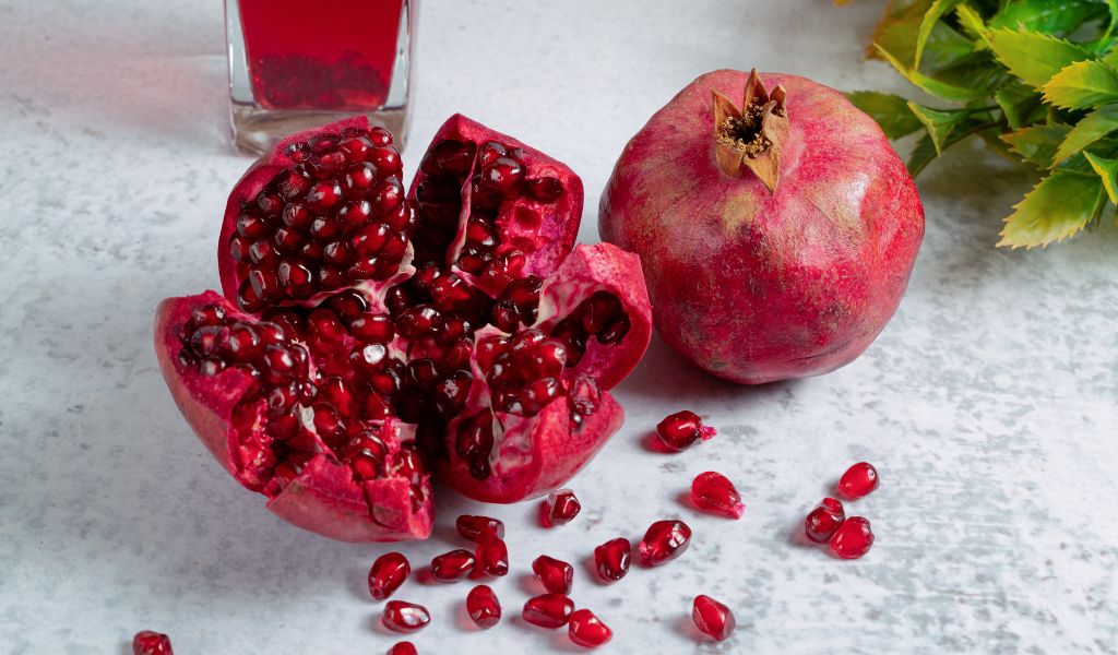 Lựu là loại trái cây chứa vitamin K, thường được nhắc đến khi tìm hiểu vitamin K có trong trái cây nào