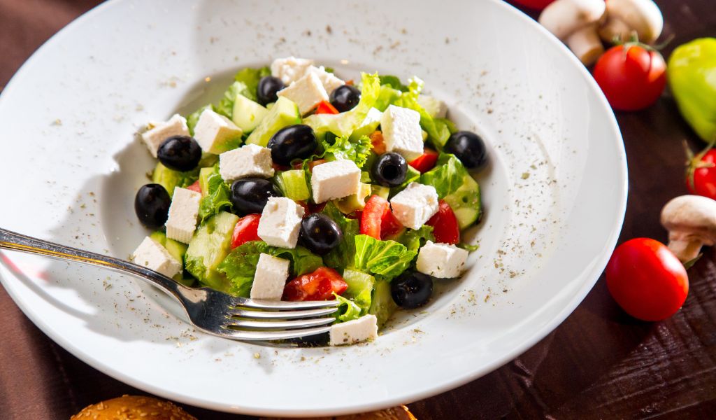 Salad trái cây tươi giúp bổ sung vitamin K nhẹ nhàng, dễ áp dụng trong bữa ăn hằng ngày