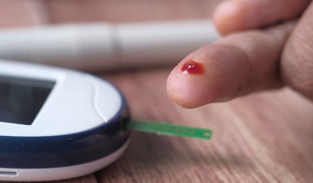 Lấy máu đầu ngón tay được thực hiện trong phương pháp xét nghiệm hai bước