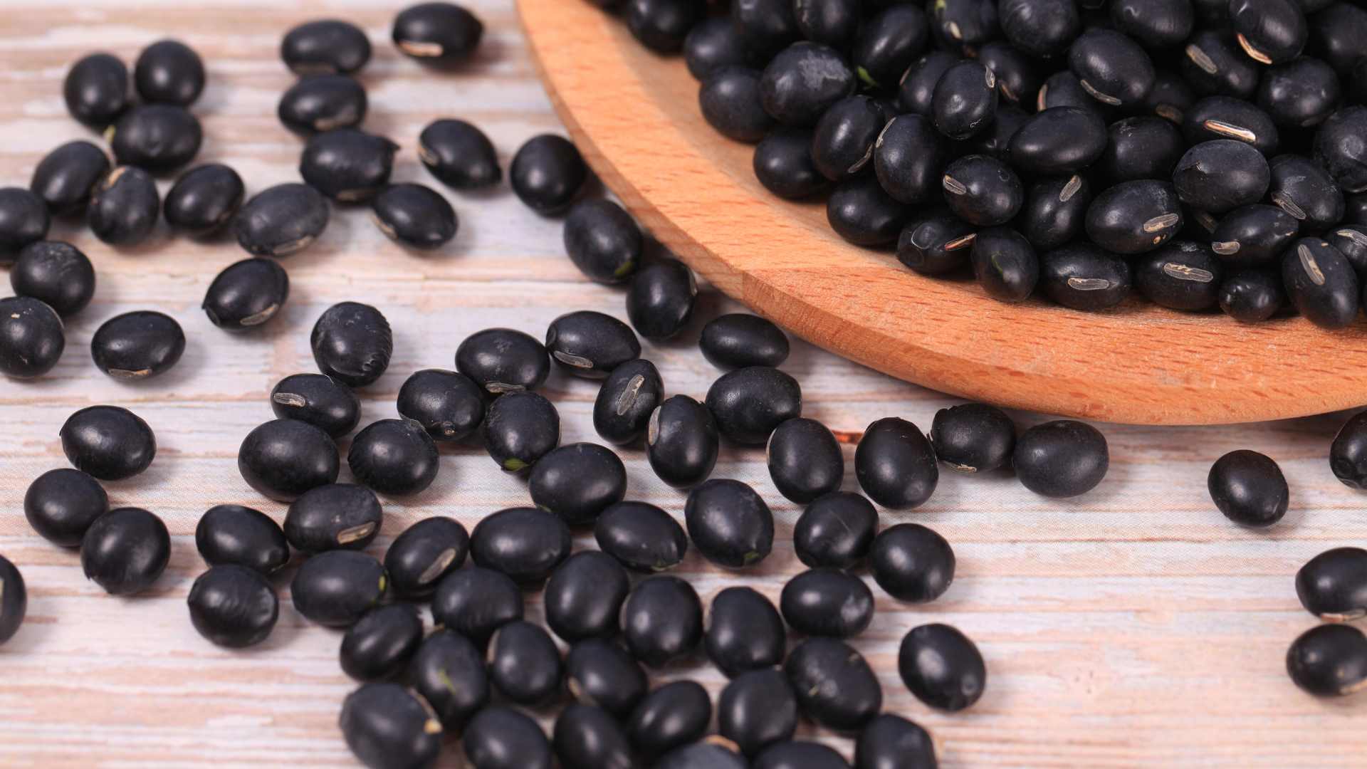 Nhiều người thường băn khoăn ai không nên uống nước đậu đen