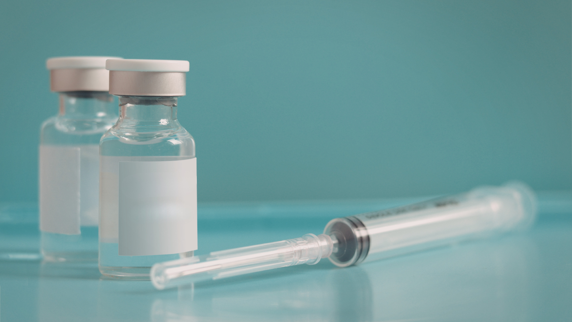 Đối với các nhóm nguy cơ cao, việc tiêm vắc xin không chỉ giúp bảo vệ bản thân mà còn góp phần hạn chế lây lan trong cộng đồng