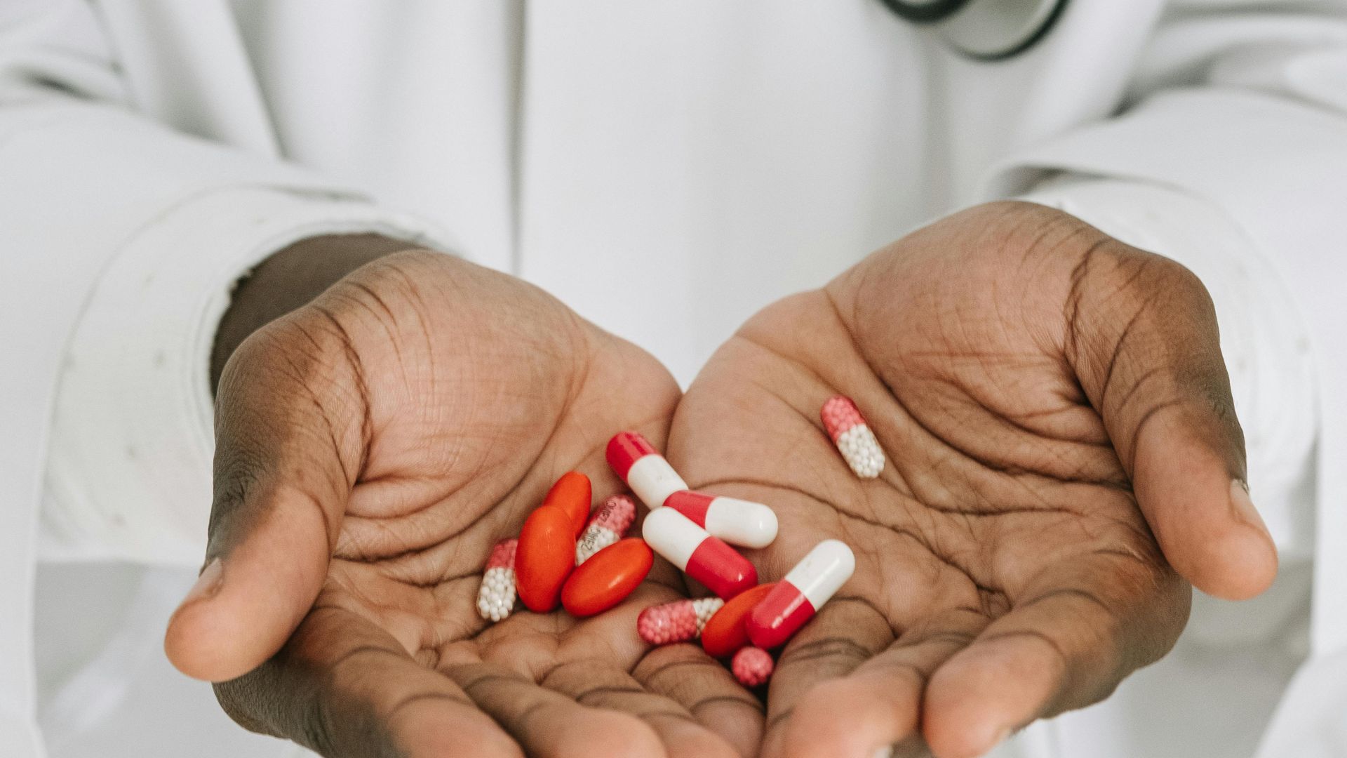 Bác sĩ có thể chỉ định một số loại thuốc để điều trị amidan quá phát độ 3