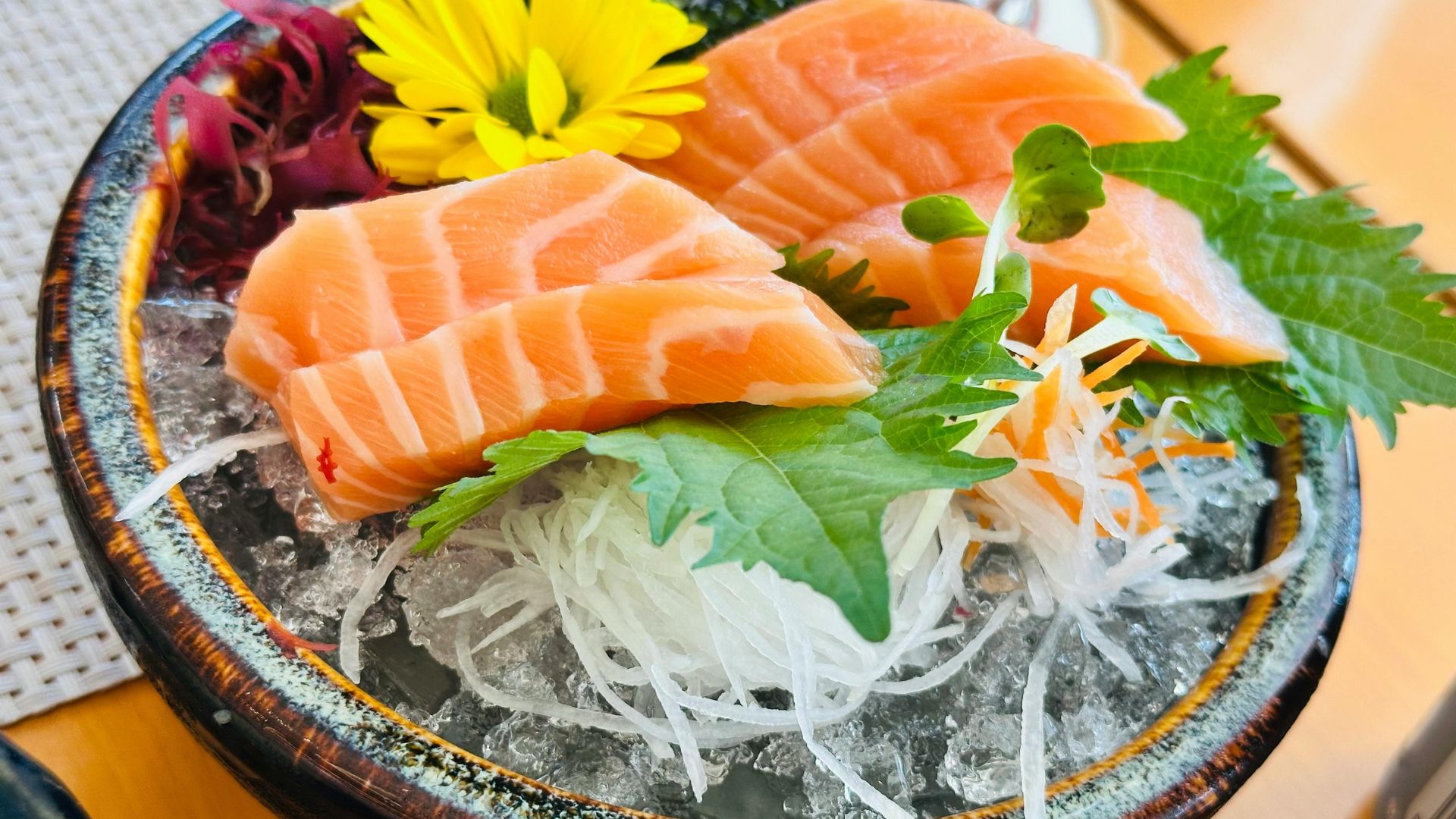 Không ăn cá hồi để quá lâu bởi cá hồi dễ bị vi khuẩn xâm nhập