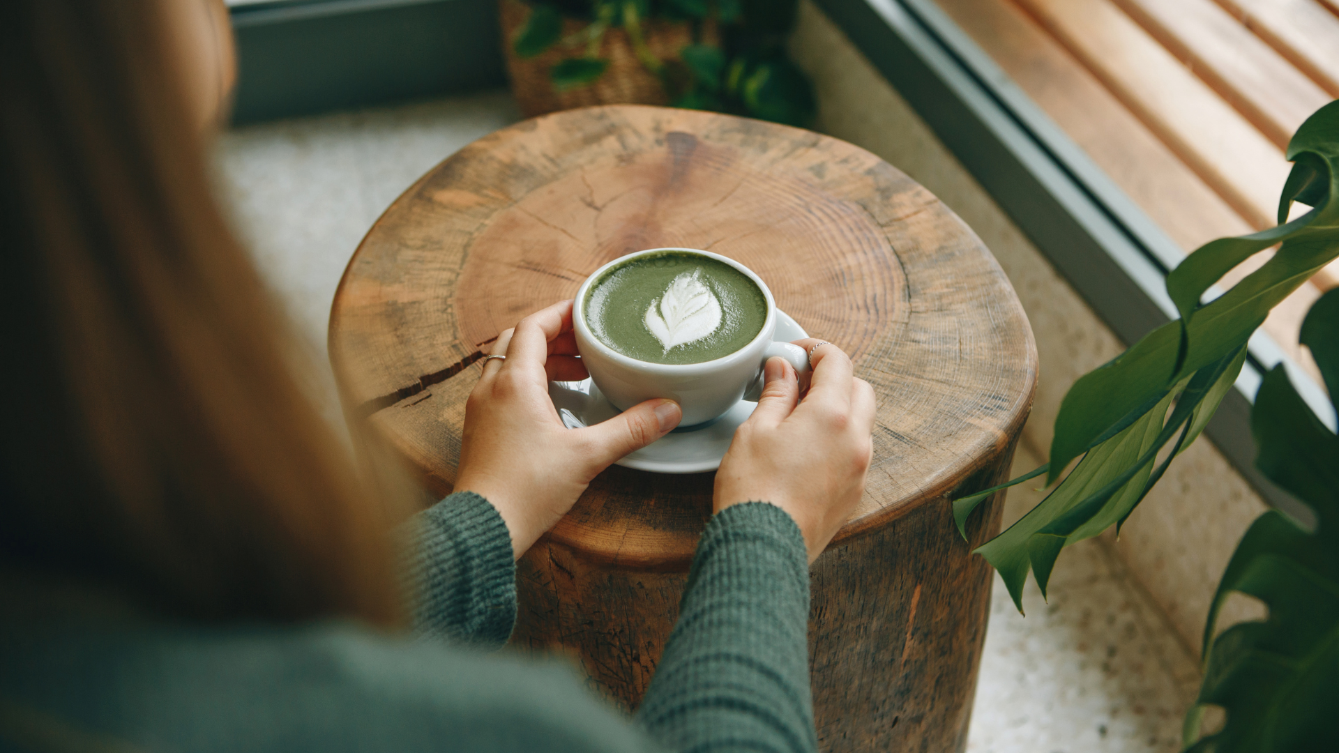 Matcha có một lượng caffeine tự nhiên nhẹ giúp tỉnh táo, tập trung