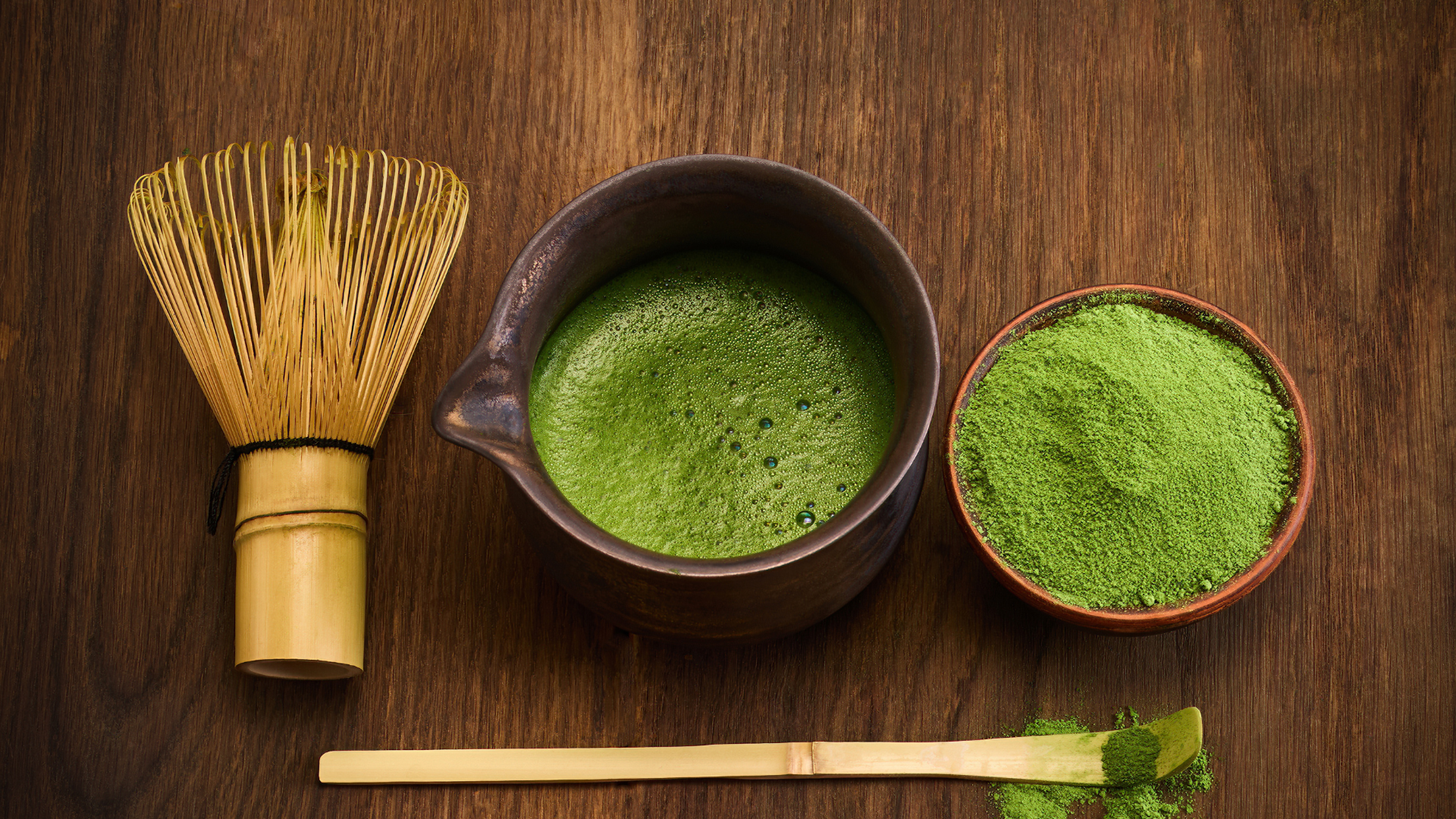 Matcha latte vẫn chứa caffeine và calo từ sữa, uống quá nhiều có thể gây mất ngủ