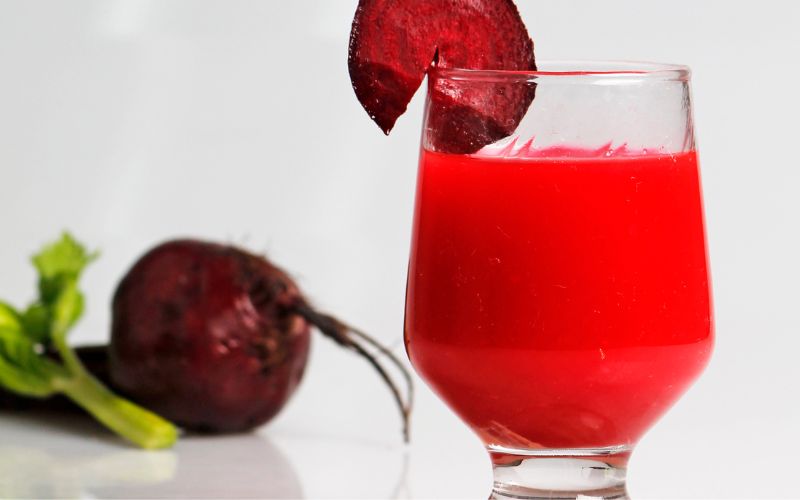 Uống nước ép củ dền mỗi ngày có thể giúp giảm huyết áp tự nhiên mà không gây ra tác dụng phụ