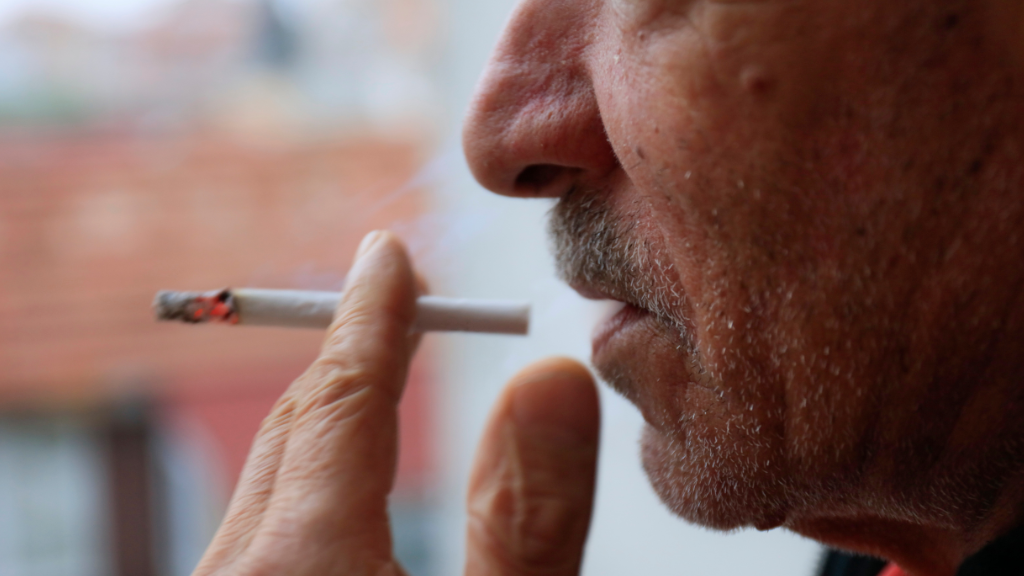 Hút thuốc lá là yếu tố nguy cơ lớn nhất làm giảm tuổi thọ ở bệnh nhân COPD