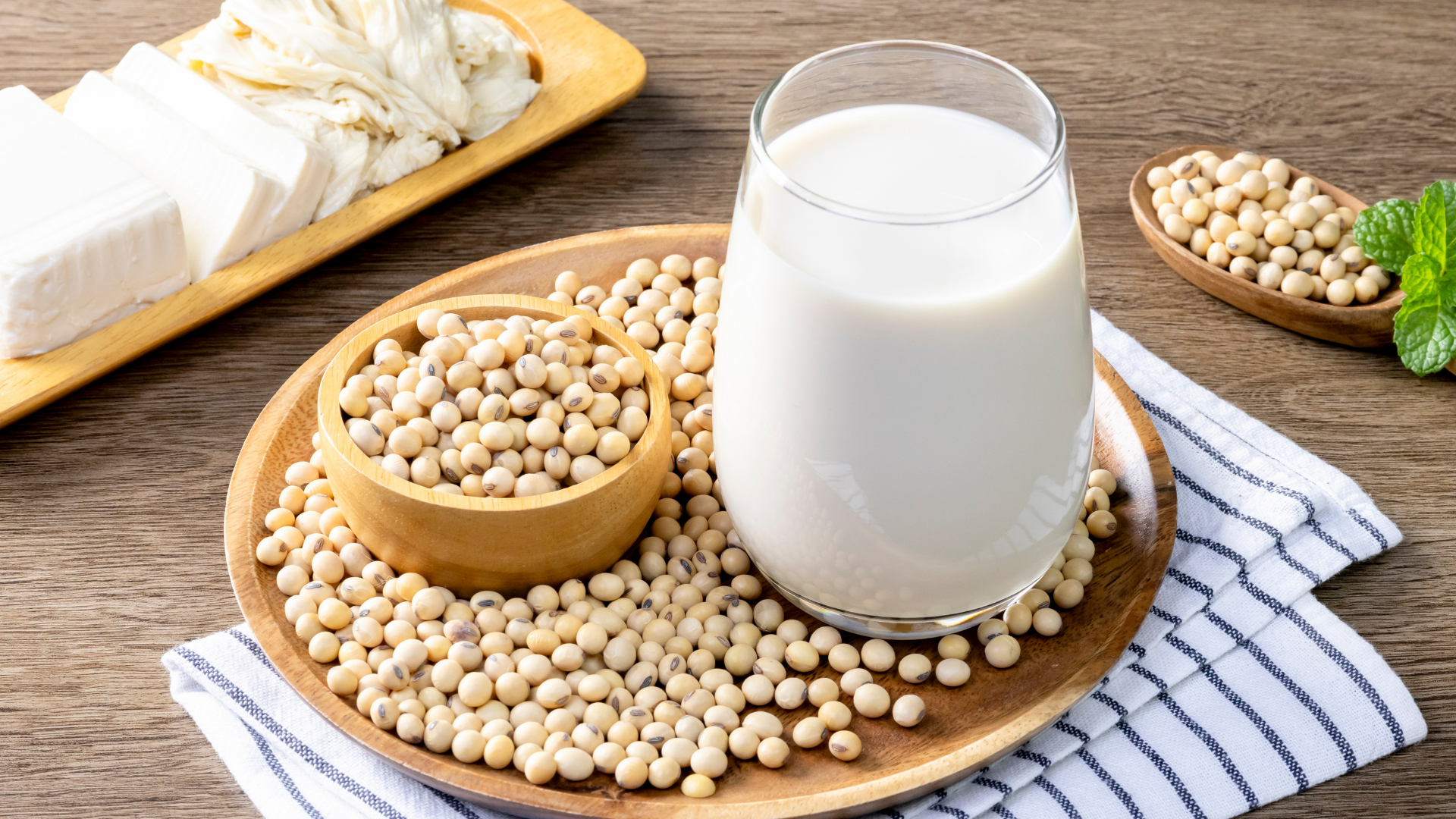 Bổ sung sữa đậu nành mỗi ngày giúp cung cấp isoflavone và hỗ trợ cải thiện vòng 1 nữ giới