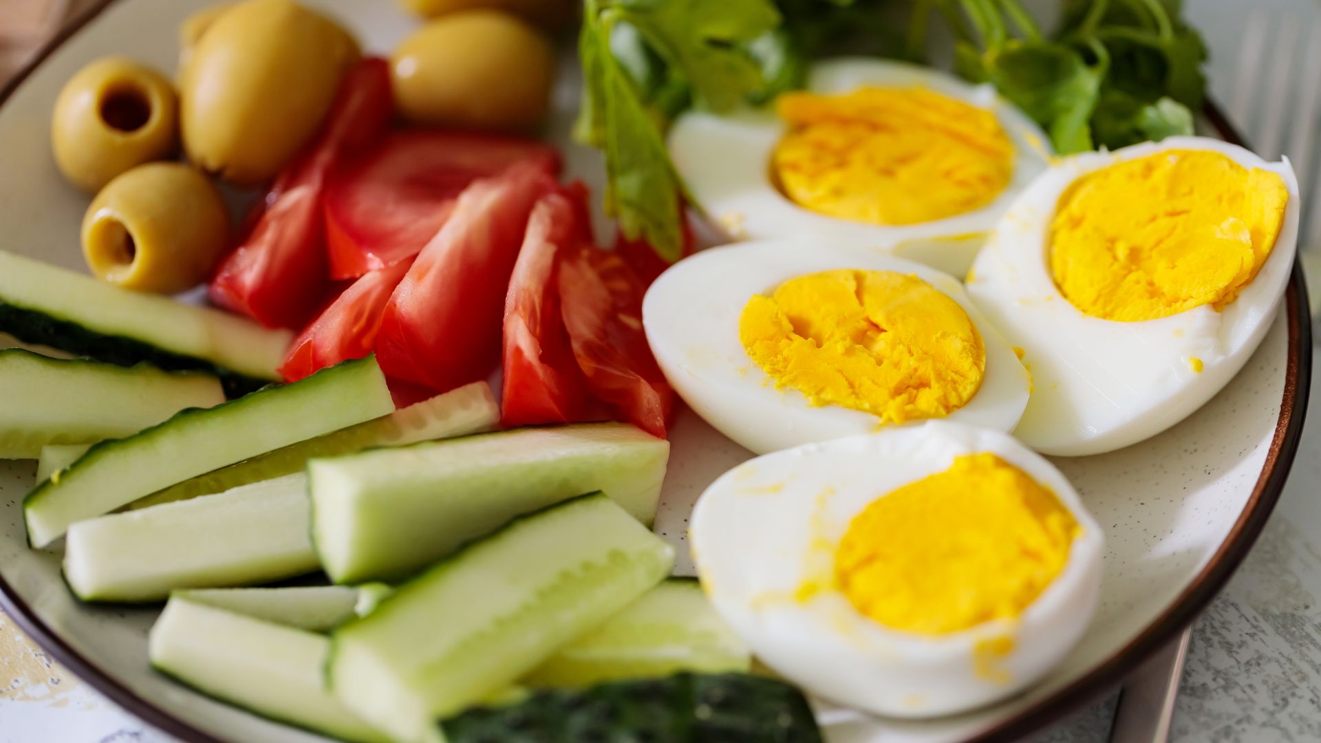 Ưu tiên protein và chất xơ, hạn chế đồ ngọt, dầu mỡ