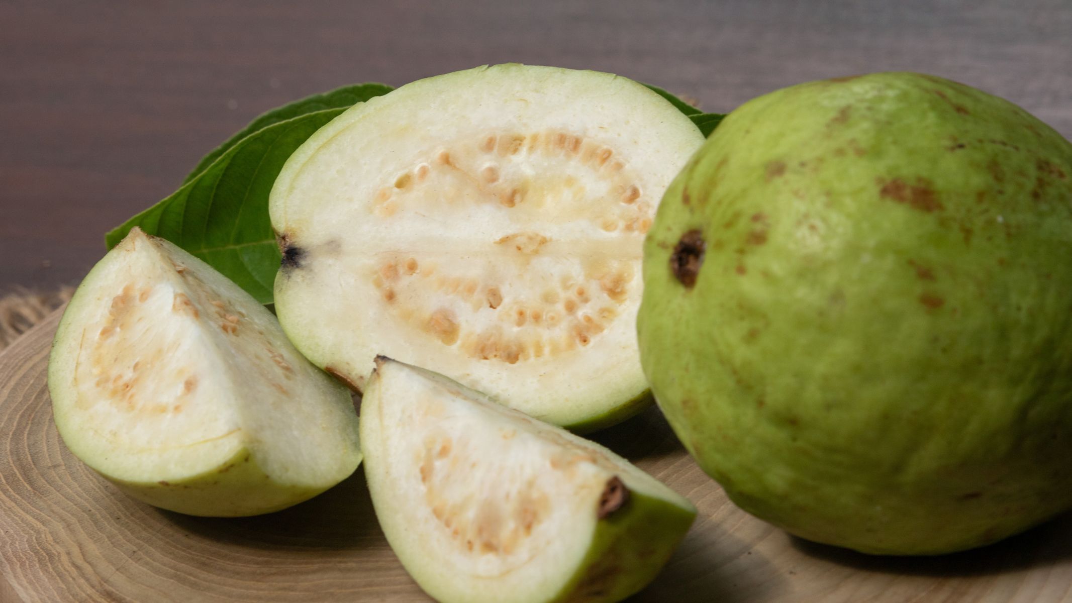 Ổi là nguồn cung cấp dồi dào chất xơ, vitamin C