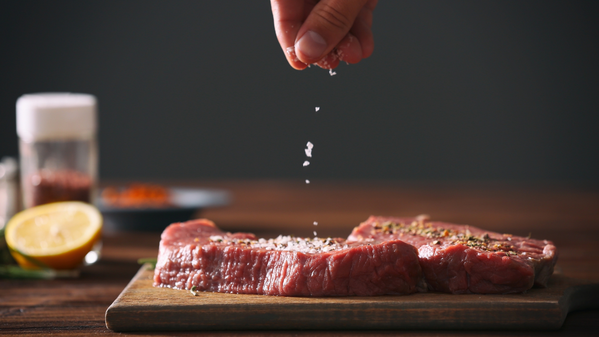 Thói quen ăn mặn gây áp lực lên tim mạch và có các phản ứng tiêu cực đến sức khỏe về lâu dài