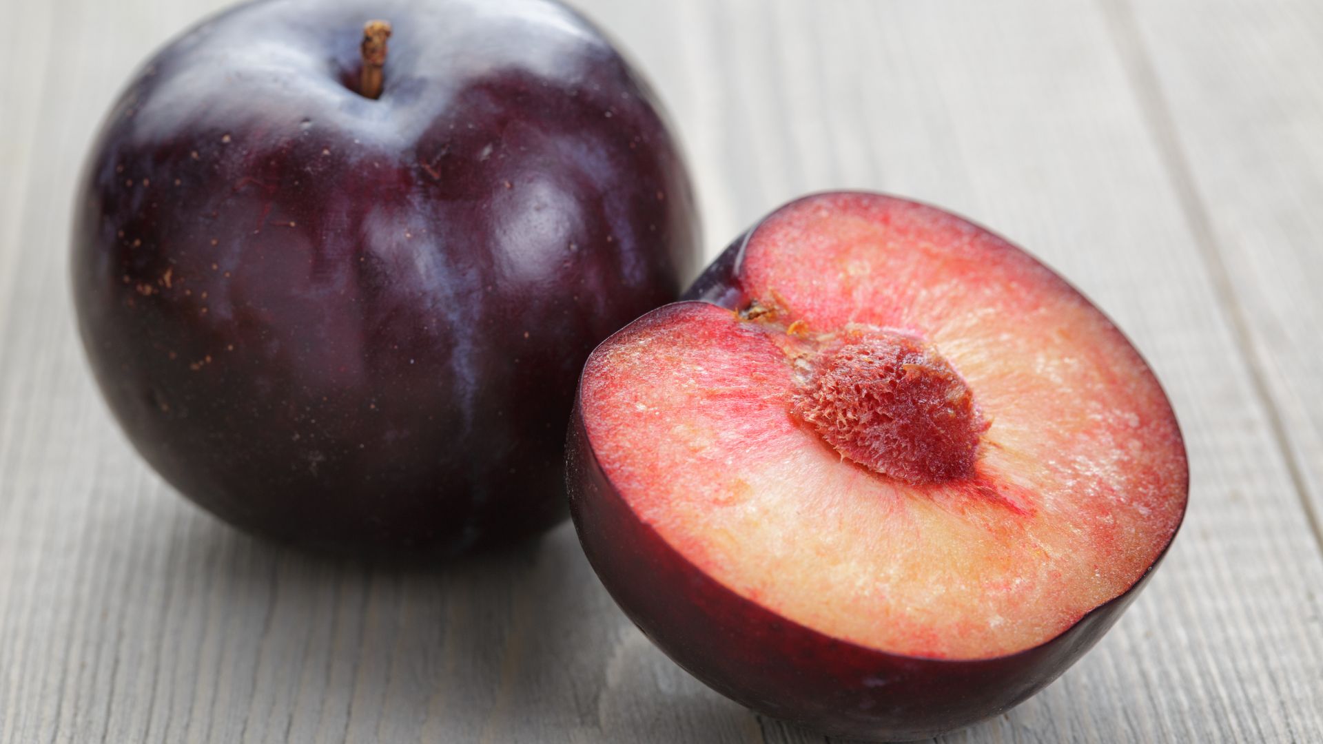 Quả mận có giá trị dinh dưỡng tương đối cao nhưng lại cung cấp năng lượng thấp, phù hợp với nhiều chế độ ăn khác nhau