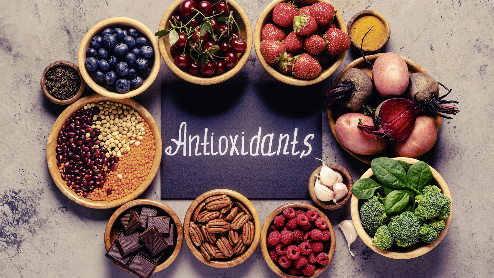 Mận giàu polyphenol, chất chống oxy hóa giúp giảm viêm, bảo vệ tế bào khỏi gốc tự do