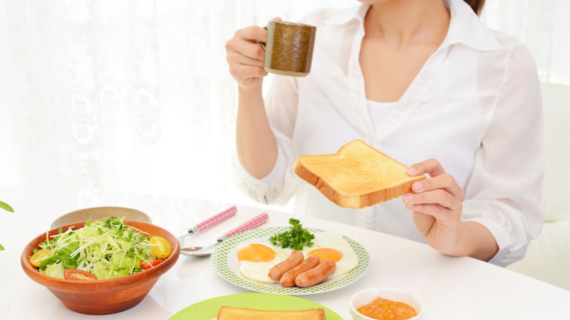 Ăn quá no cũng có thể là nguyên nhân tạm thời khiến bụng nữ giới bị căng to bất thường
