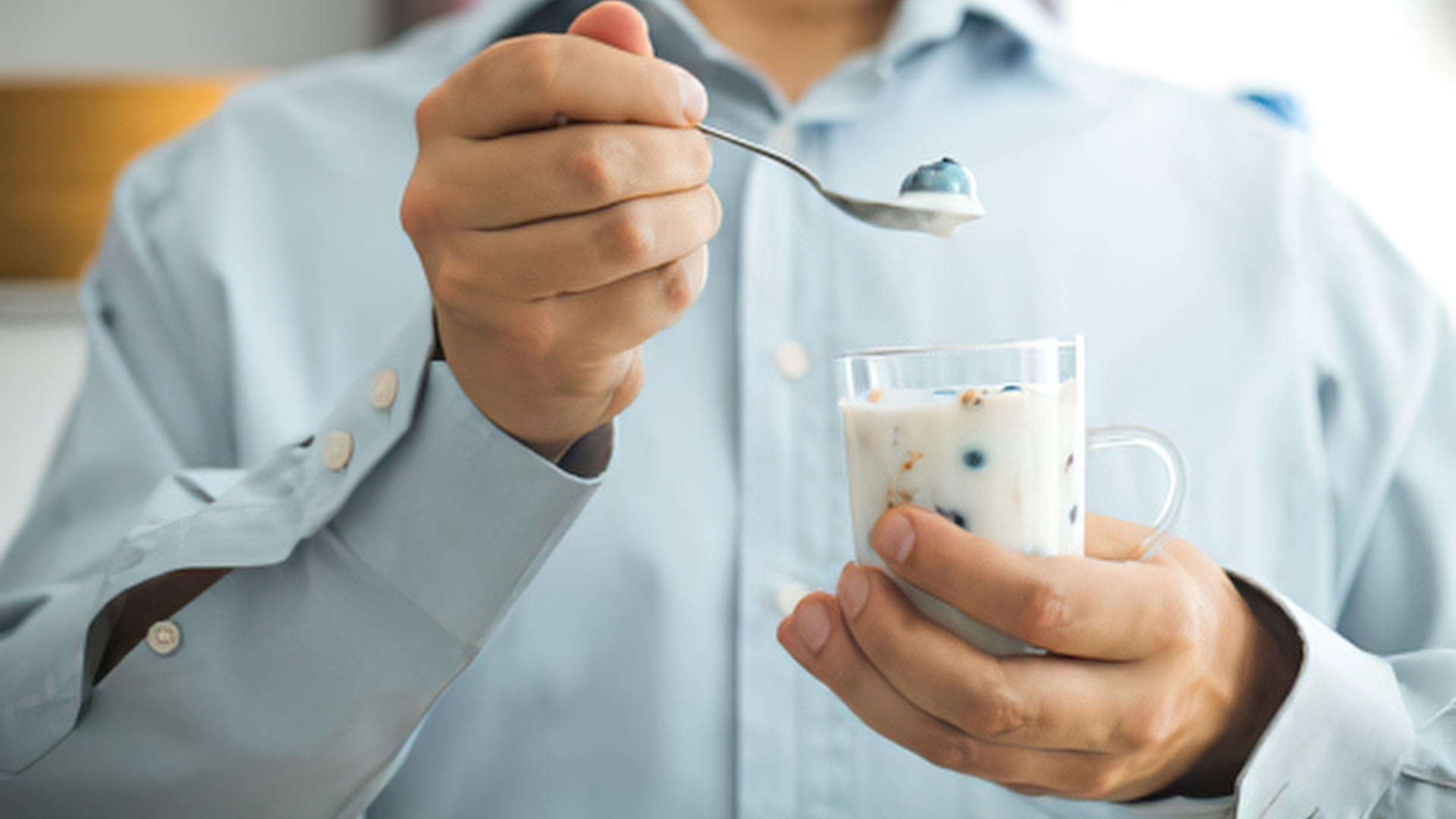 Nên ăn sữa chua sau bữa ăn khoảng 1 - 2 giờ hoặc vào bữa phụ trong ngày