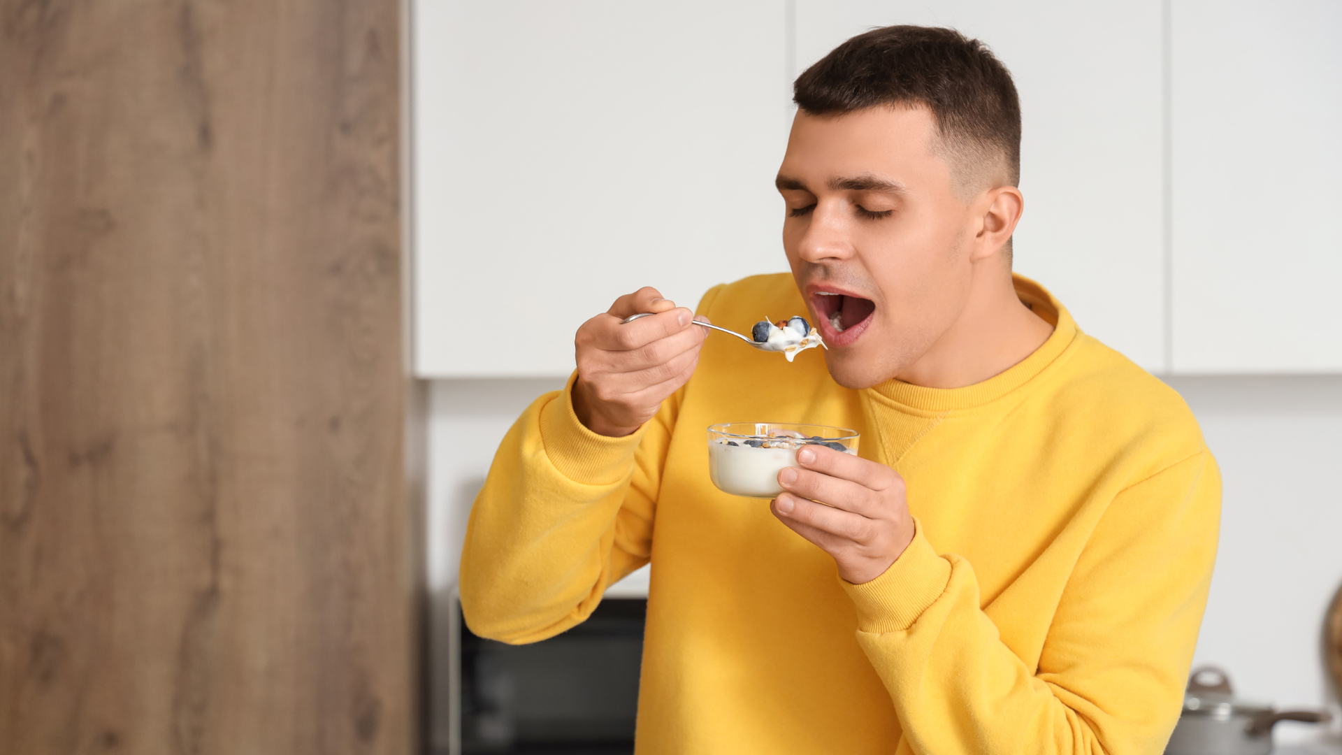 Sữa chua sẽ giúp bạn hạn chế cảm giác đói và giảm nhu cầu ăn vặt