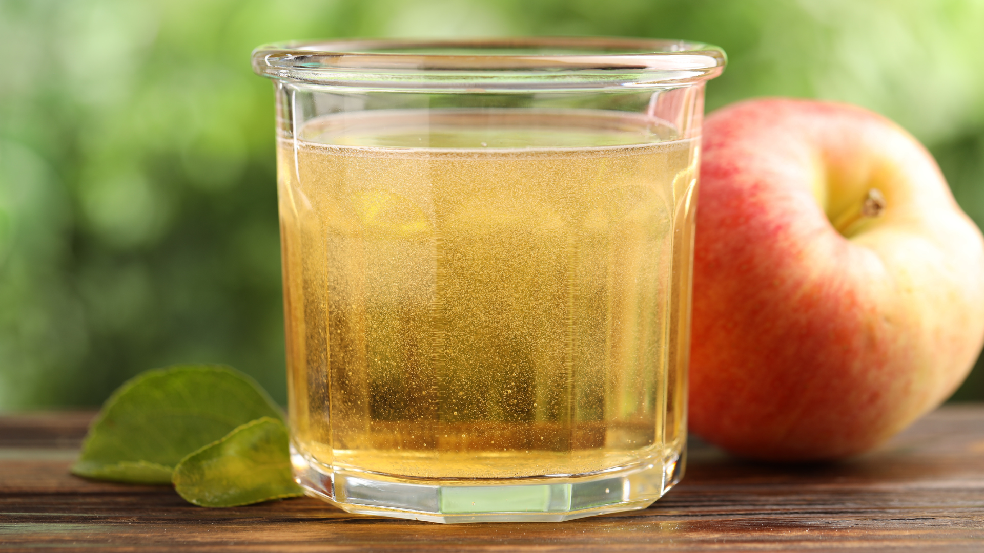 Uống nước ép táo khiến bạn tiêu thụ nhiều calo hơn mức cần thiết