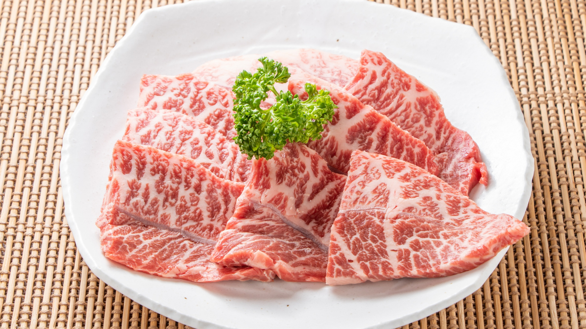 Phần thịt bò nhiều mỡ chứa nhiều calo, ăn thường xuyên sẽ tích tụ mỡ thừa