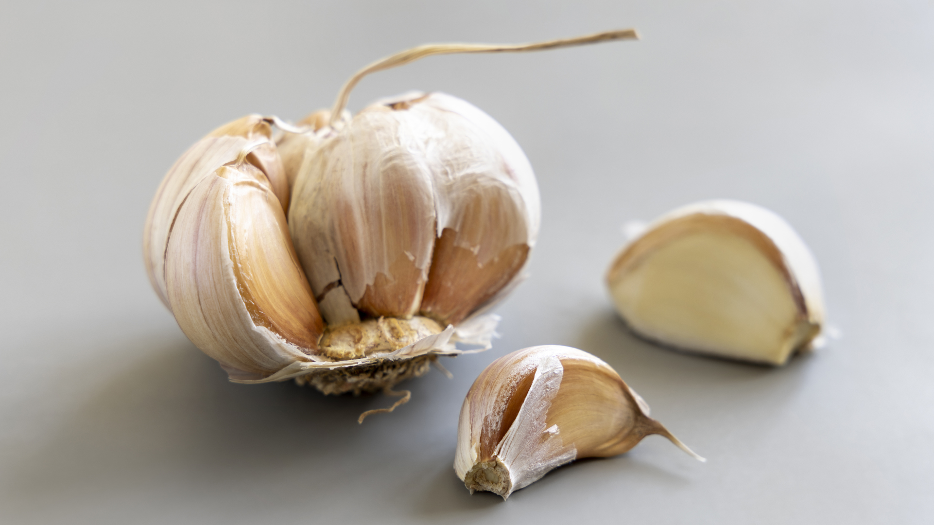 Nên ăn 1 - 2 tép tỏi mỗi ngày để hỗ trợ miễn dịch, tim mạch và&nbsp;tiêu hoá