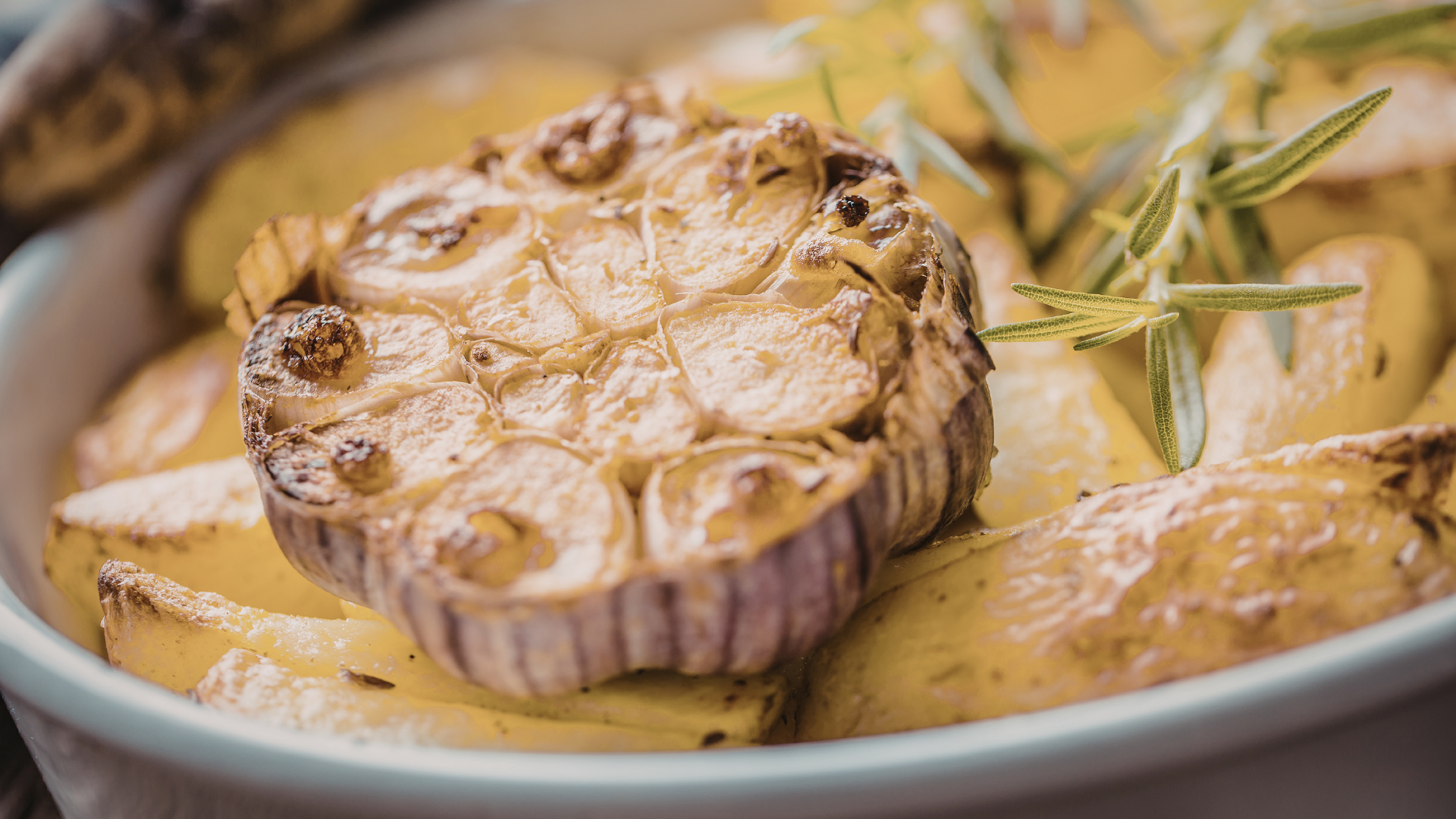 Kết hợp tỏi vào các món ăn để tăng hương vị và lợi ích sức khoẻ