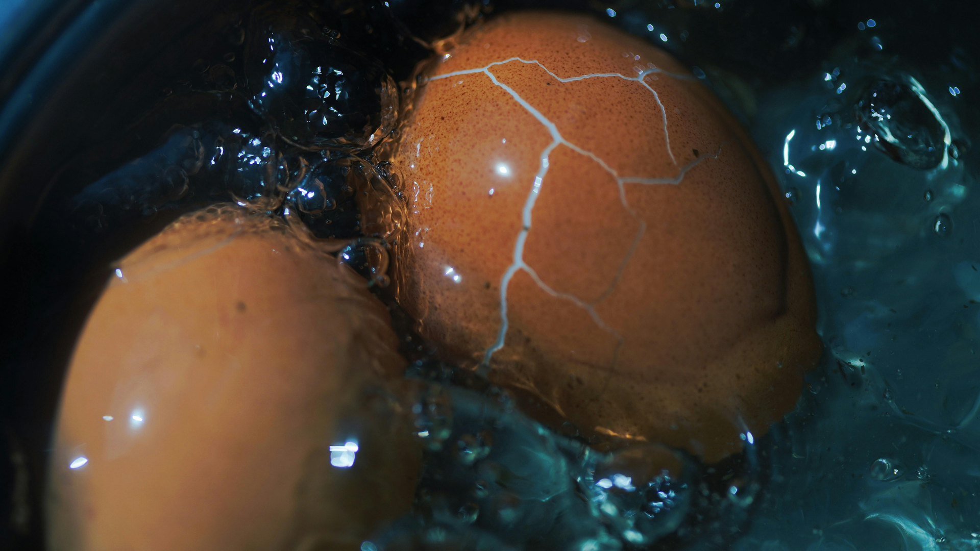 Bạn nên luộc trứng chín kỹ trước khi sử dụng