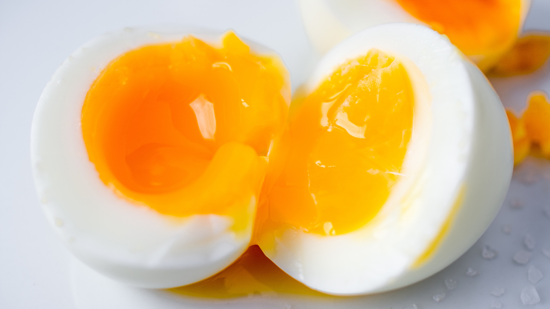 Ăn trứng lòng đào có tốt không? Ăn một quả trứng lòng đào vào bữa sáng hoặc bữa phụ có thể giúp duy trì năng lượng