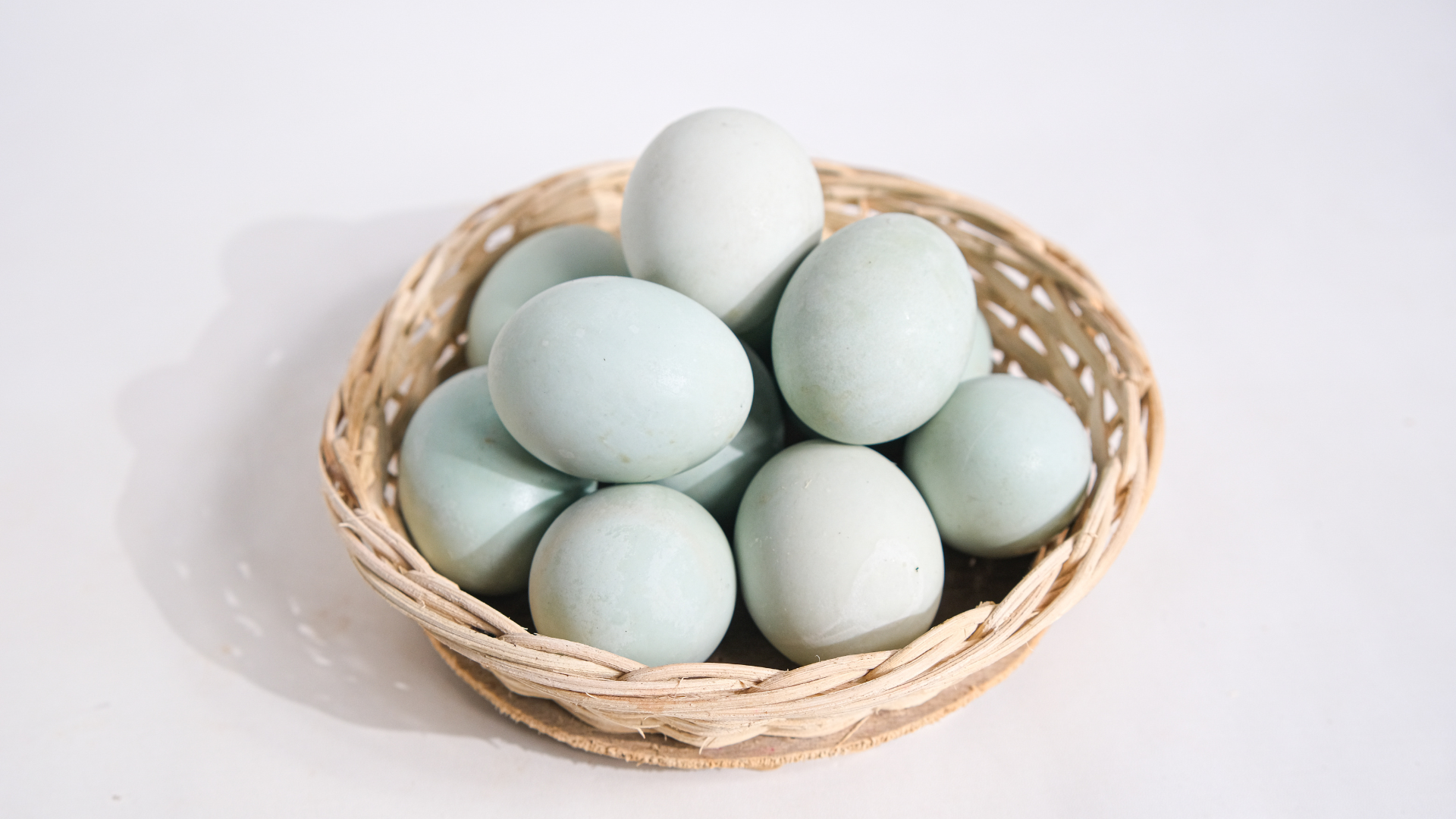 Ăn quá 2 - 3 trứng vịt lộn mỗi ngày liên tục dễ khiến năng lượng vượt nhu cầu