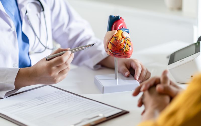 Những người mắc các bệnh lý tim mạch nên tránh ăn trứng vịt lộn vì chứa nhiều cholesterol