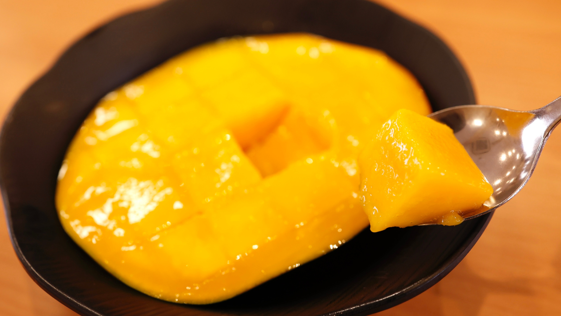 Ăn xoài có tác dụng gì? Xoài chứa enzyme amylase hỗ trợ hệ tiêu hoá khoẻ mạnh