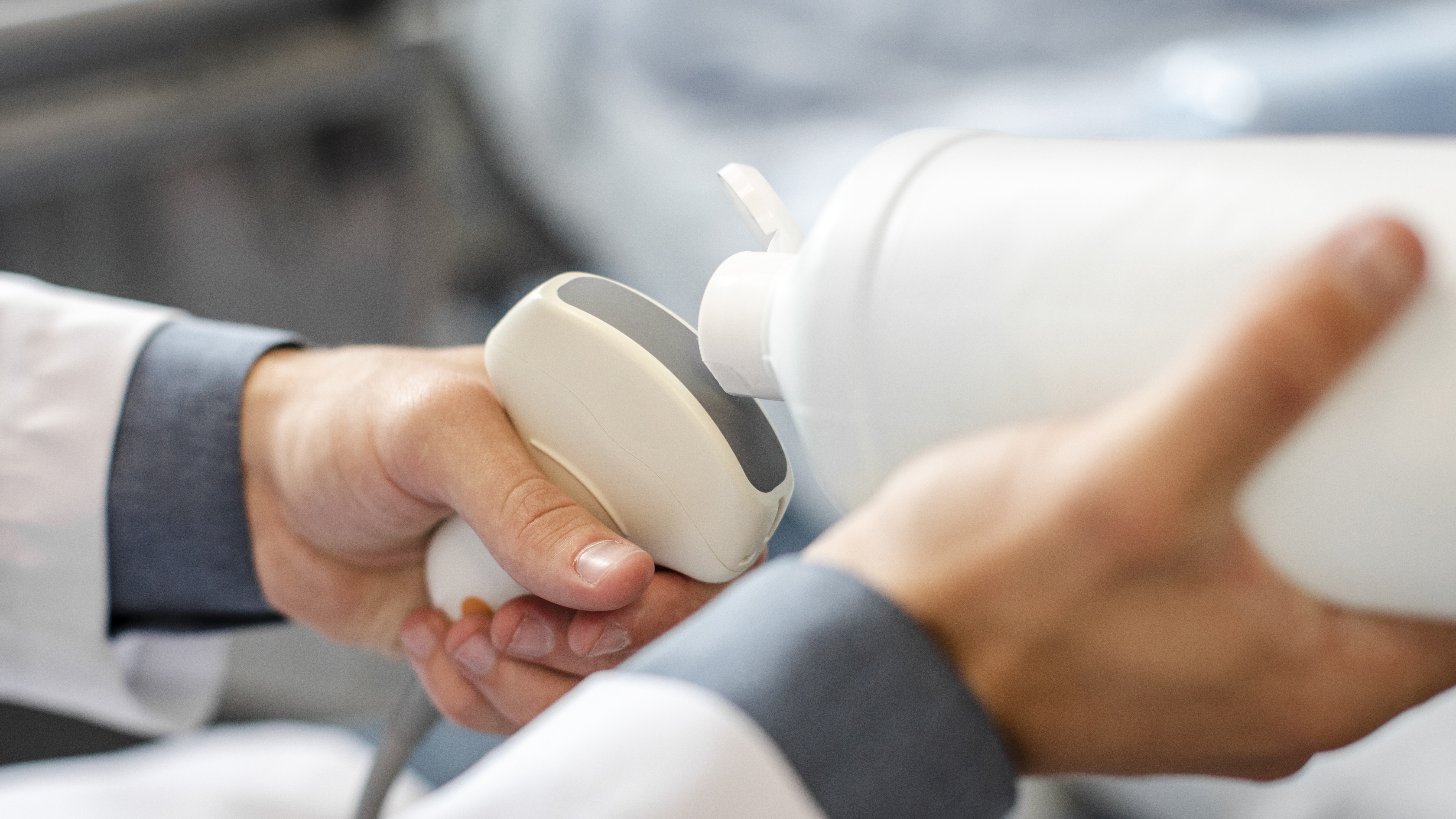 Kiểm tra men gan (AST, ALT) và siêu âm gan định kỳ