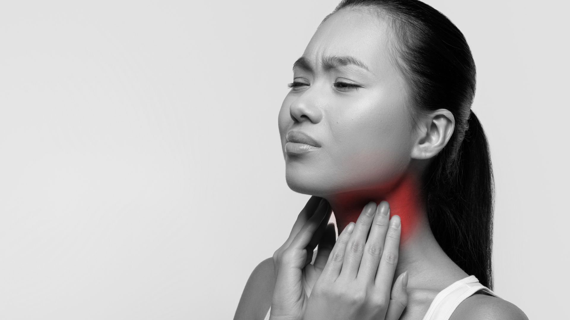 Áp xe amidan gây ra triệu chứng đau họng dữ dội