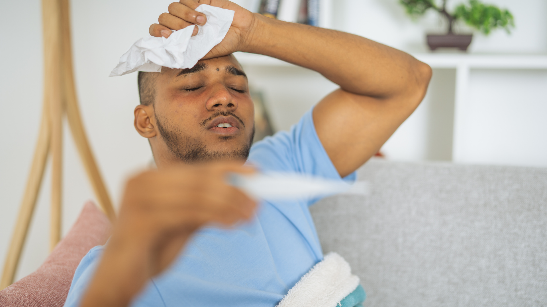 Bạn nên đi khám bác sĩ khi có sốt, ớn lạnh, mệt mỏi kèm theo