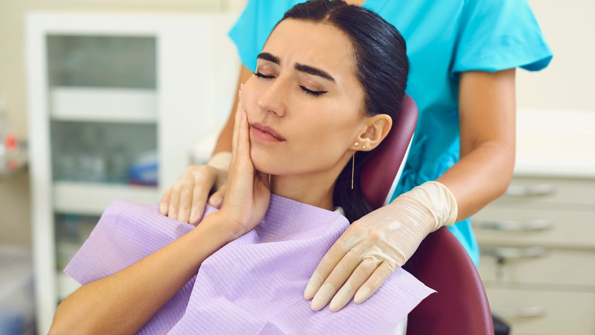 Nguyên nhân gây áp xe nha chu thường do nhiễm khuẩn tại mảng bám trên răng