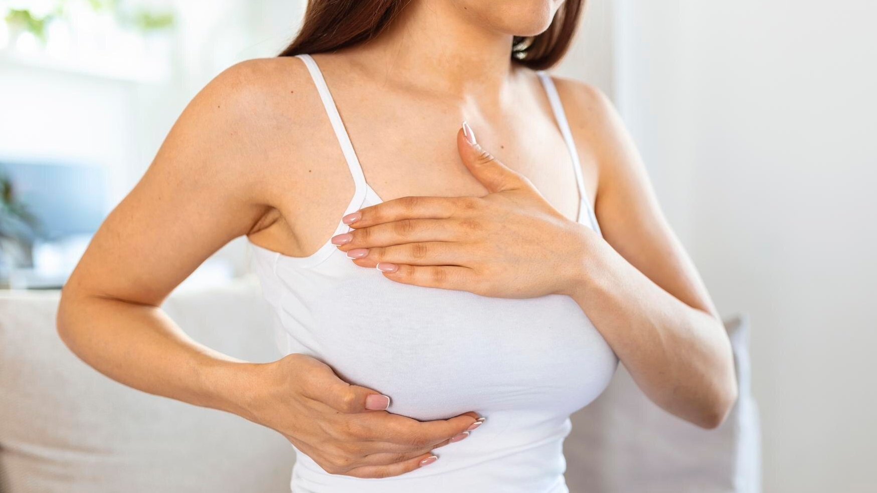 Áp xe vú do vi sinh vật kỵ khí thường khởi phát sau một đợt tắc tia sữa không được điều trị dứt điểm