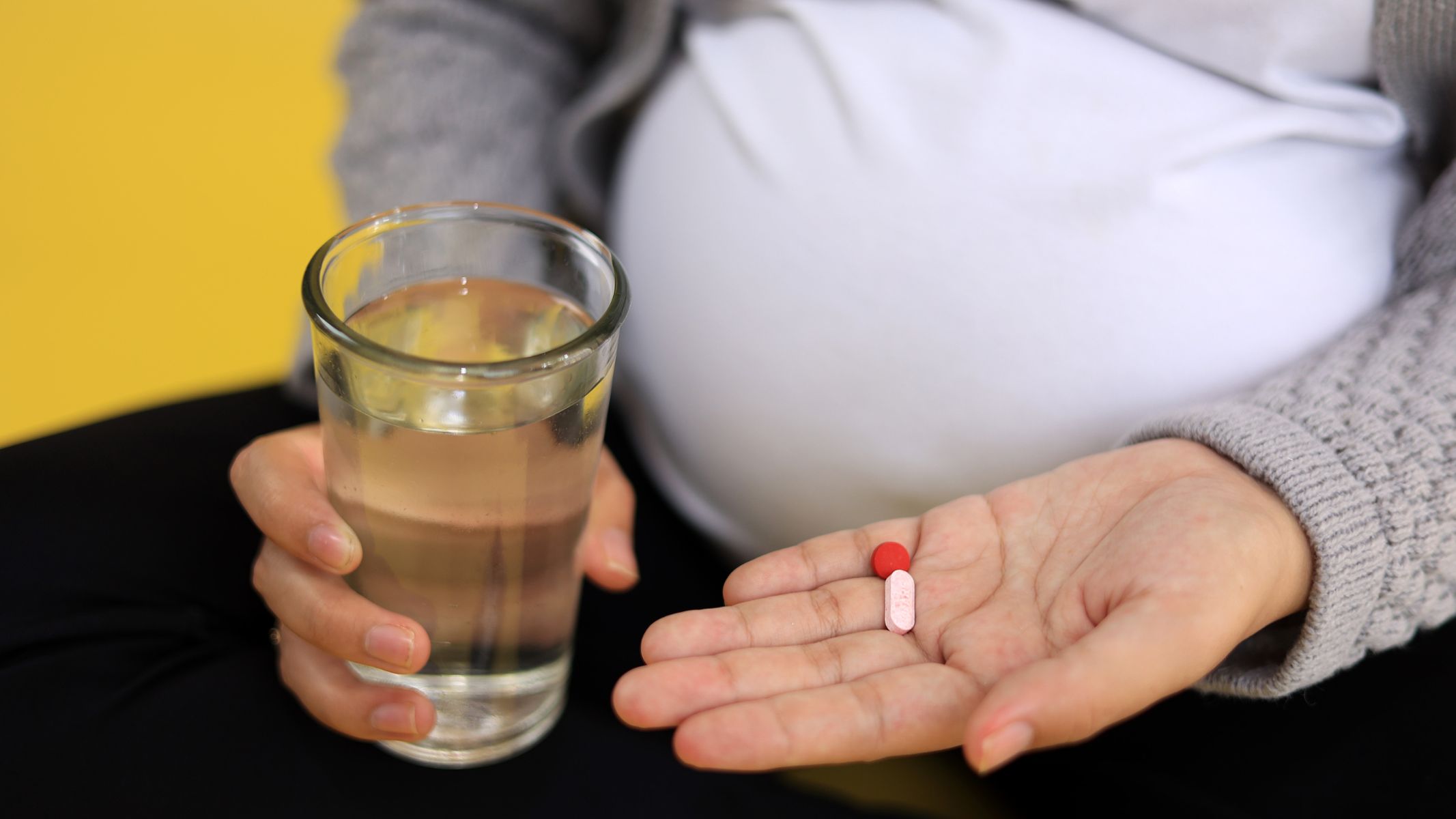 Nếu chế độ ăn không cung cấp đủ folate, các mẹ có thể dùng viên uống axit folic
