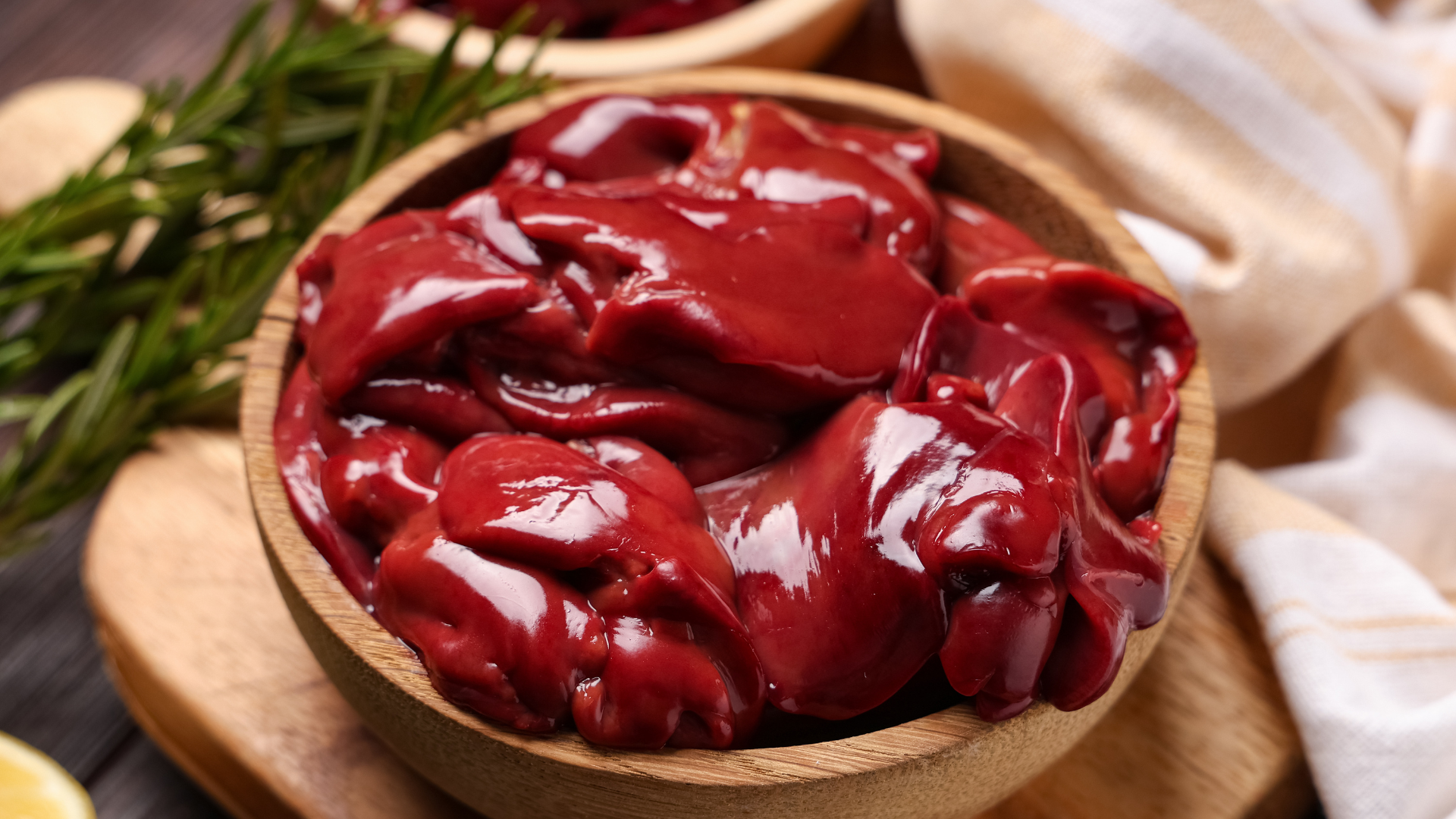 Nội tạng động vật đều chứa lượng purin cực kỳ cao, khi phân hủy sẽ chuyển hóa thành một lượng lớn axit uric