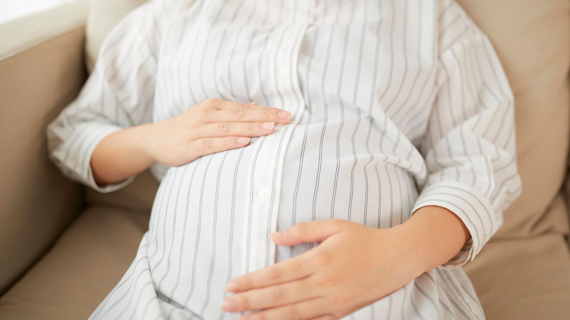 Mẹ bầu bị cảm cúm nên nghỉ ngơi và bổ sung dinh dưỡng đầy đủ
