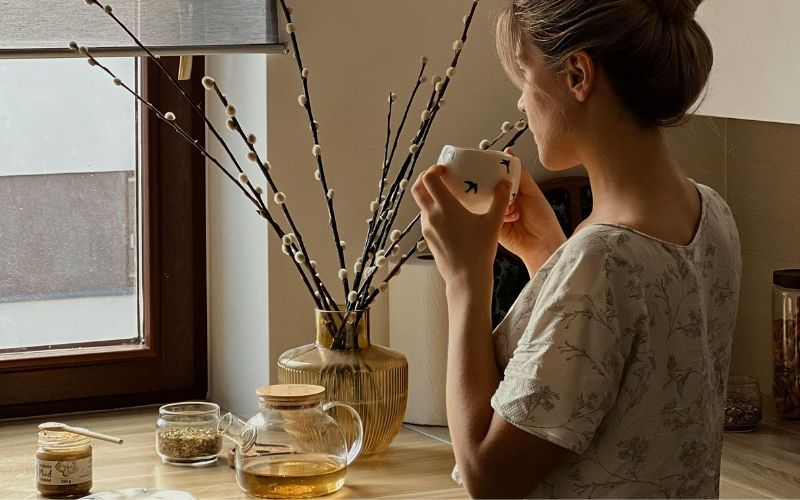 Mẹ bầu có thể ăn hoặc uống trà gừng vào buổi sáng để làm ấm cơ thể và kích thích tiêu hóa