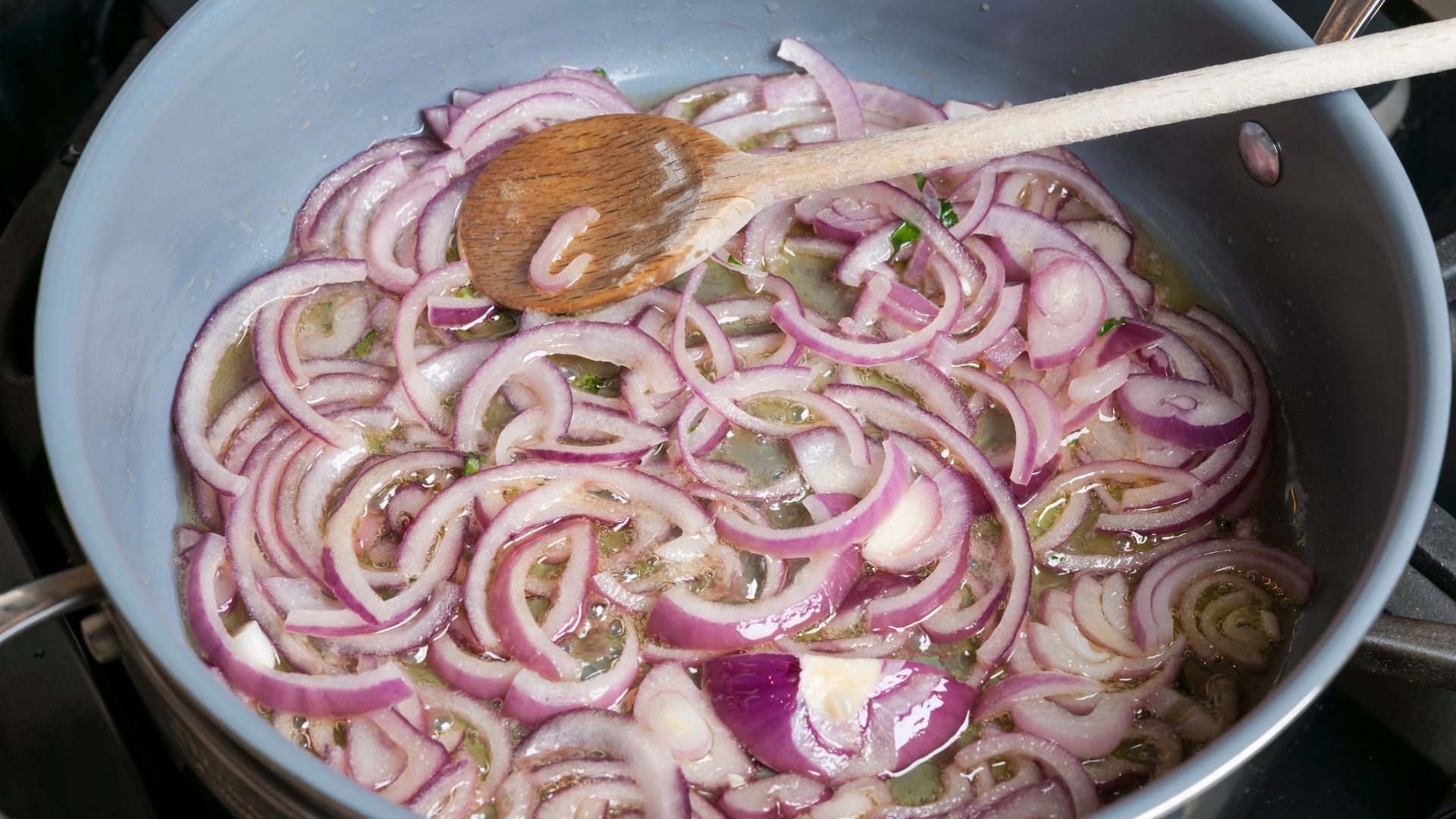 Mẹ bầu chỉ nên ăn hành tím ở mức vừa phải để hạn chế nguy cơ bị đầy hơi