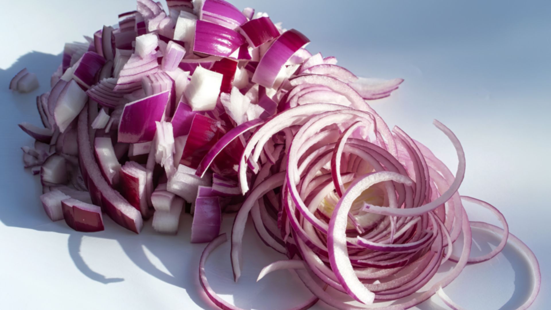 Mẹ nên rửa sạch hành tím và loại bỏ hành có dấu hiệu mốc để tránh ảnh hưởng tiêu hóa