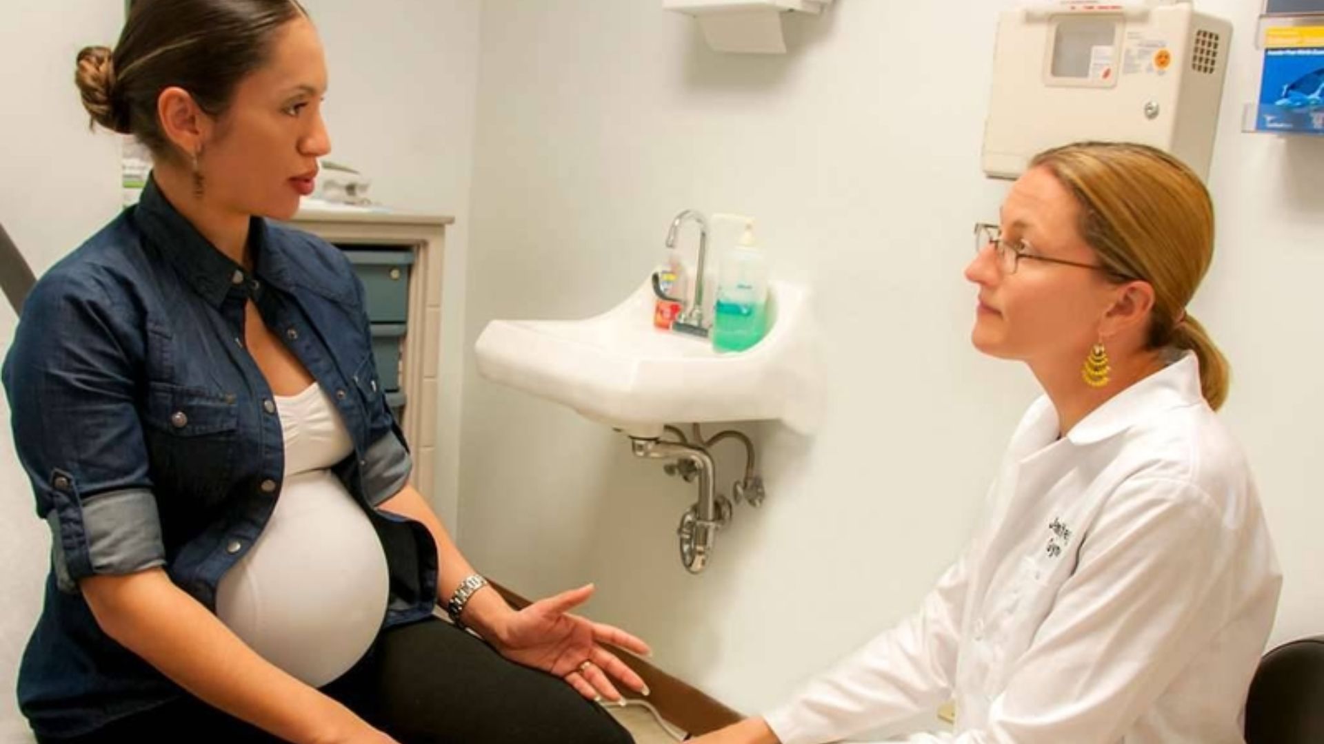 Mẹ bầu có thể tham khảo ý kiến của bác sĩ về việc dùng một số loại thuốc ho thảo dược