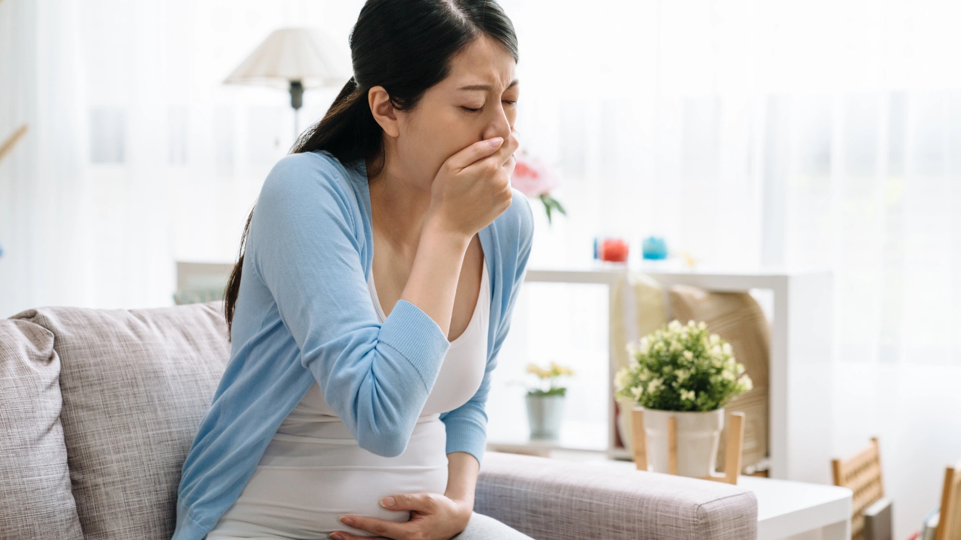 Khi mẹ bầu bị ốm nghén và buồn nôn  thường xuyên khiến men răng dễ mòn, nguy cơ chảy máu chân răng cao hơn