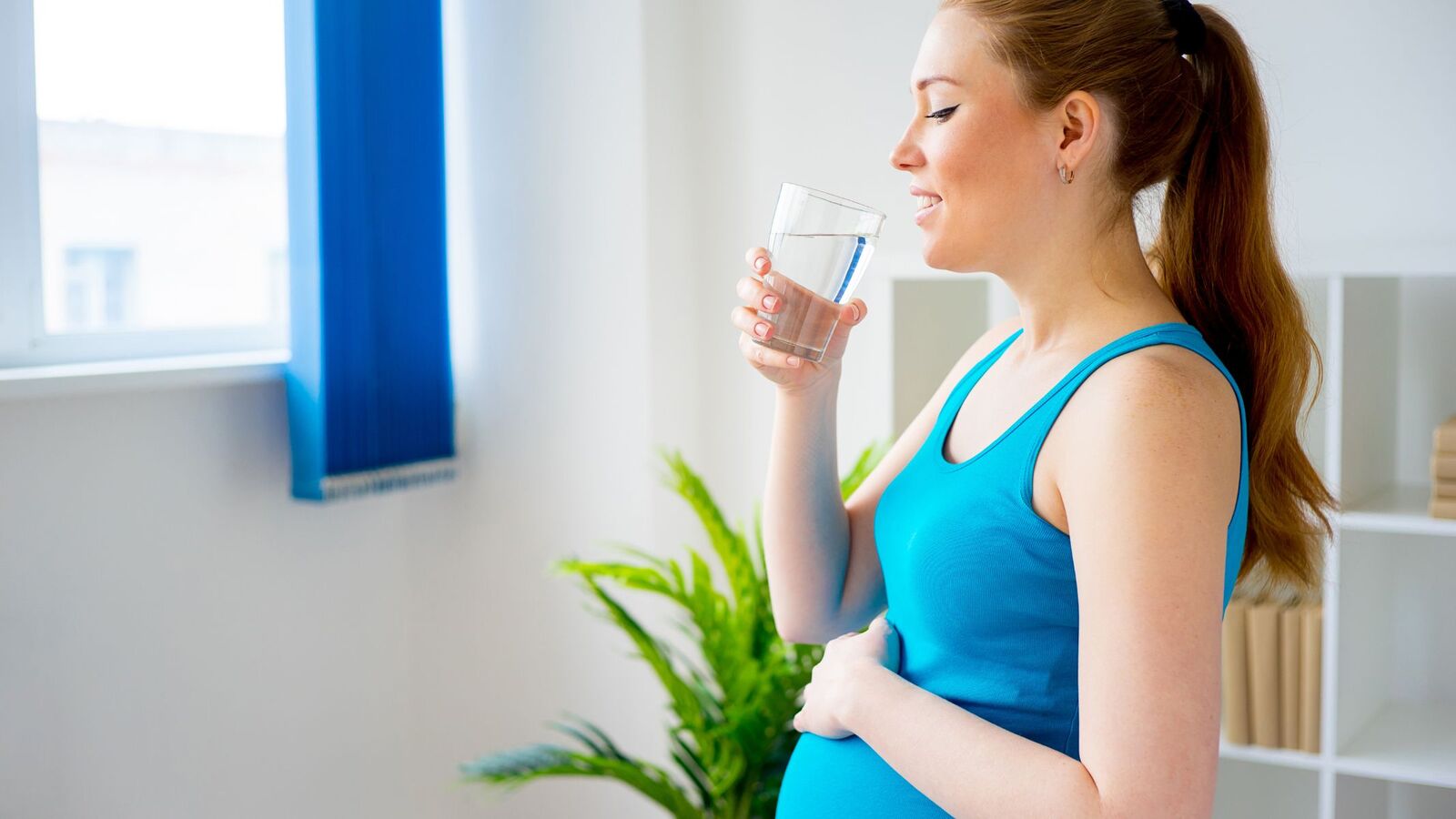 Mẹ bầu nên uống đủ nước mỗi ngày để hạn chế chóng mặt và mệt mỏi