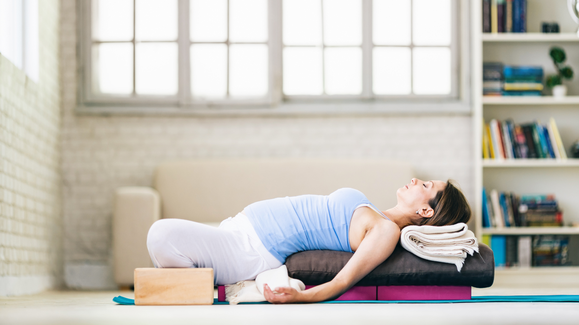 Bà bầu nên duy trì các hoạt động như đi bộ,&nbsp;yoga cho bà bầu