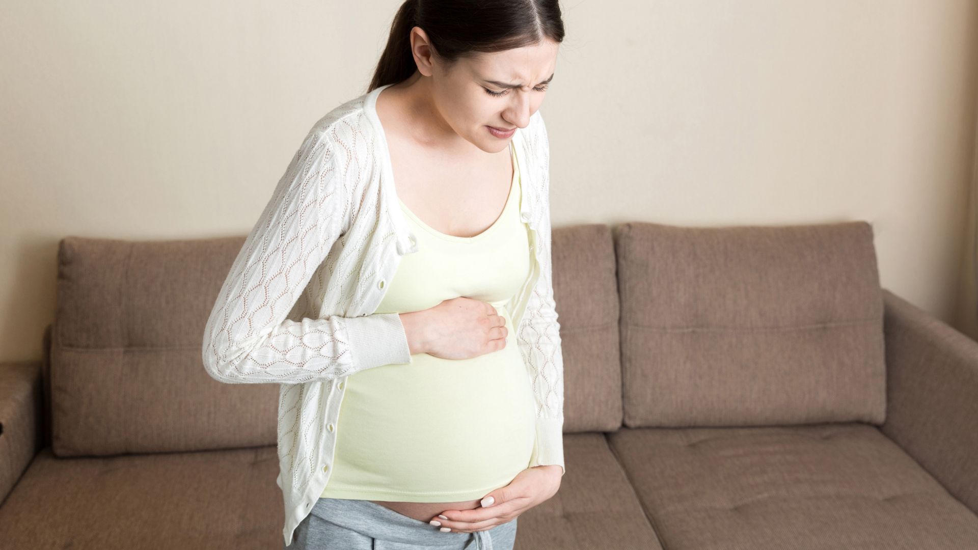Bà bầu bị đau bụng dưới tháng thứ 4 có nguy hiểm không